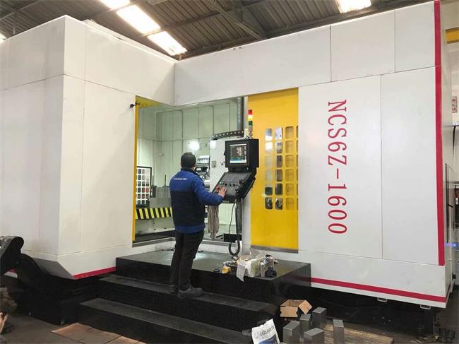 欧洲客户正在使用深孔钻床进行加工