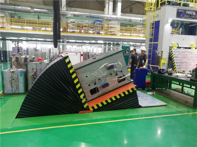 广州客户平板翻模机试机现场